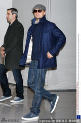 组图：莱昂纳多亮相日本 墨镜遮面酷劲十足