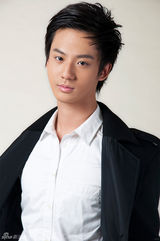 组图：赵文浩拍新造型写真 黑白搭配显成熟