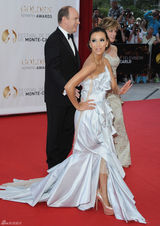 组图：伊娃-朗格利亚性感抹胸露背礼服亮相