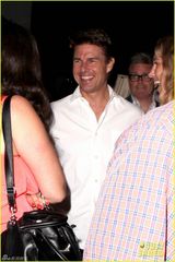 组图：年过半百阿汤哥与众美女闲聊神采奕奕