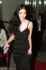 组图：韩雯雯亮相釜山电影节红毯 深V长裙性感曼妙