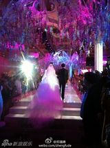 组图：李小璐贾乃亮婚礼甜蜜亲吻 新人宣誓