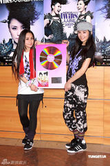 幻灯图集：Twins为个唱彩排 陈伟霆容祖儿探望加油