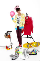 高清图：金莎带宠物拍杂志 画面彩色活力十足