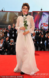 组图：《大师》首映 超模卡特尼露背亮相派香吻