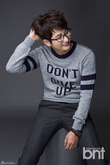 组图：朴施厚曝新年首批写真 休闲调皮抢眼球