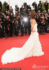 幻灯图集：女星大秀美背香肩性感泄春光