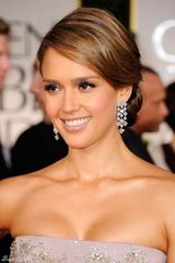 高清图：金球奖红毯杰西卡-阿尔芭礼服秀好身材