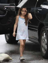 高清组图：4岁小苏瑞片场探望妈妈 衣着单薄