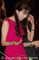 幻灯：林志玲妩媚卷发如芭比娃娃 被赞肌肤吹弹可破