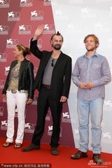 组图：威尼斯重启未来发布会 导演园子温亮相