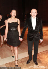 高清图：阔太刘涛做慈善 和老公贴身蜜语