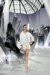 组图：姚晨亮相巴黎时装周 身着香奈儿清爽出镜