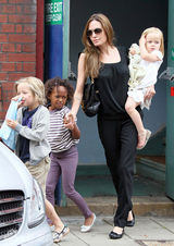 组图：朱莉安妮斯顿明争暗斗 背同款手袋不避嫌