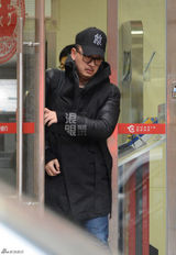 组图：黄海波黑装戴眼镜亮相 戴口罩步履匆匆