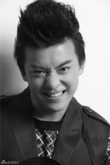 组图：李佳航黑白大片 欢乐鬼脸搞笑卖萌