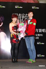 组图：梁静茹签唱会性感迷人 不急造人事业为重 