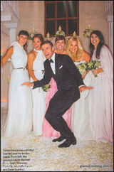 组图：贾斯汀粉色浪漫婚纱大片 拥吻爱妻翩翩起舞