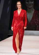 高清组图：敏卡-凯利红裙亮相纽约时装周慈善秀