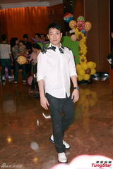 高清图：杨千嬅穿熊仔装为儿庆生 圈内好友到贺