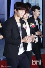 组图：2PM帅气出席慈善机构开业仪式 尼坤消瘦