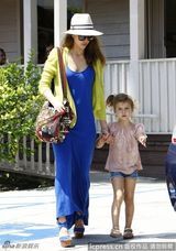 组图：杰西卡-阿尔芭曝光街拍照 一家四口其乐融融