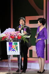 组图：孟京辉获世博贡献奖 邀詹瑞文搞怪爆笑全场