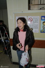 组图：欧阳震华出院流泪谢老婆 称病发无关酒精