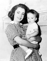 组图：盘点伊丽莎白-泰勒与儿女温馨合影