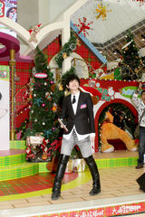 组图：张芸京香港办签唱会与歌迷亲密接触