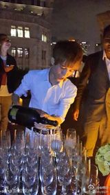 组图：郭敬明庆三十岁生日 与友人豪饮开派对