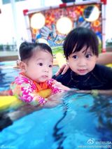 组图：陈浩民爱妻带一双儿女游泳 被赞怪力妈妈