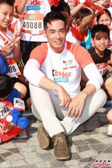 组图：准爸爸陈豪看书学照顾宝宝 向好友取经