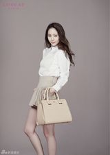 组图：f(x)拍写真淑女范儿十足展甜美笑容