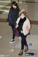 组图：f(x)少女时代Beast等亮相机场展休闲时尚风采