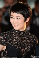 组图：贾樟柯获最佳编剧 与赵涛甜蜜亲吻