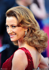 高清组图：奥斯卡红毯简-西摩红色闪片裙光彩照人