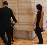 组图：刘嘉玲现身酒店 中性装扮穿西装秀干练风