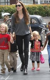 组图：安吉丽娜-朱莉携4子逛水族馆享受亲子乐