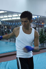 高清：严宽演燕青刻苦练摔跤 连番过招身手敏捷