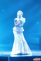 组图：幸田来未开唱变身蓝色妖姬 撅臀秀S曲线