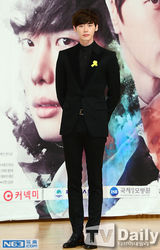 组图：张亮演韩剧牵手朴海镇 李钟硕黑西装帅气