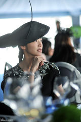 组图：姚晨亮相赛马场变帽子控 造型雅致若欧式淑媛