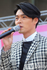 组图：韩星玄彬格子正装站台 男神魅力难挡