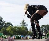 组图：泰勒-摩森狂野开唱露底 摇滚小妞丝袜美腿