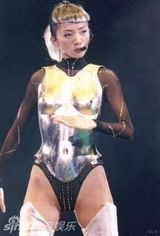 策划：回顾梅艳芳经典舞台 百变造型成传奇