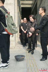 组图：演唱会之父张耀荣出殡 郭富城陪同全程