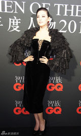 组图：张雨绮出席GQ盛典范儿足 与徐克后台畅聊