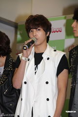 组图：韩国组合2AM、CNBLUE、FTLAND、ZE:A记者会