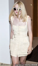 组图：达科塔-范宁亮相威尼斯 浅黄裙装秀雪肌